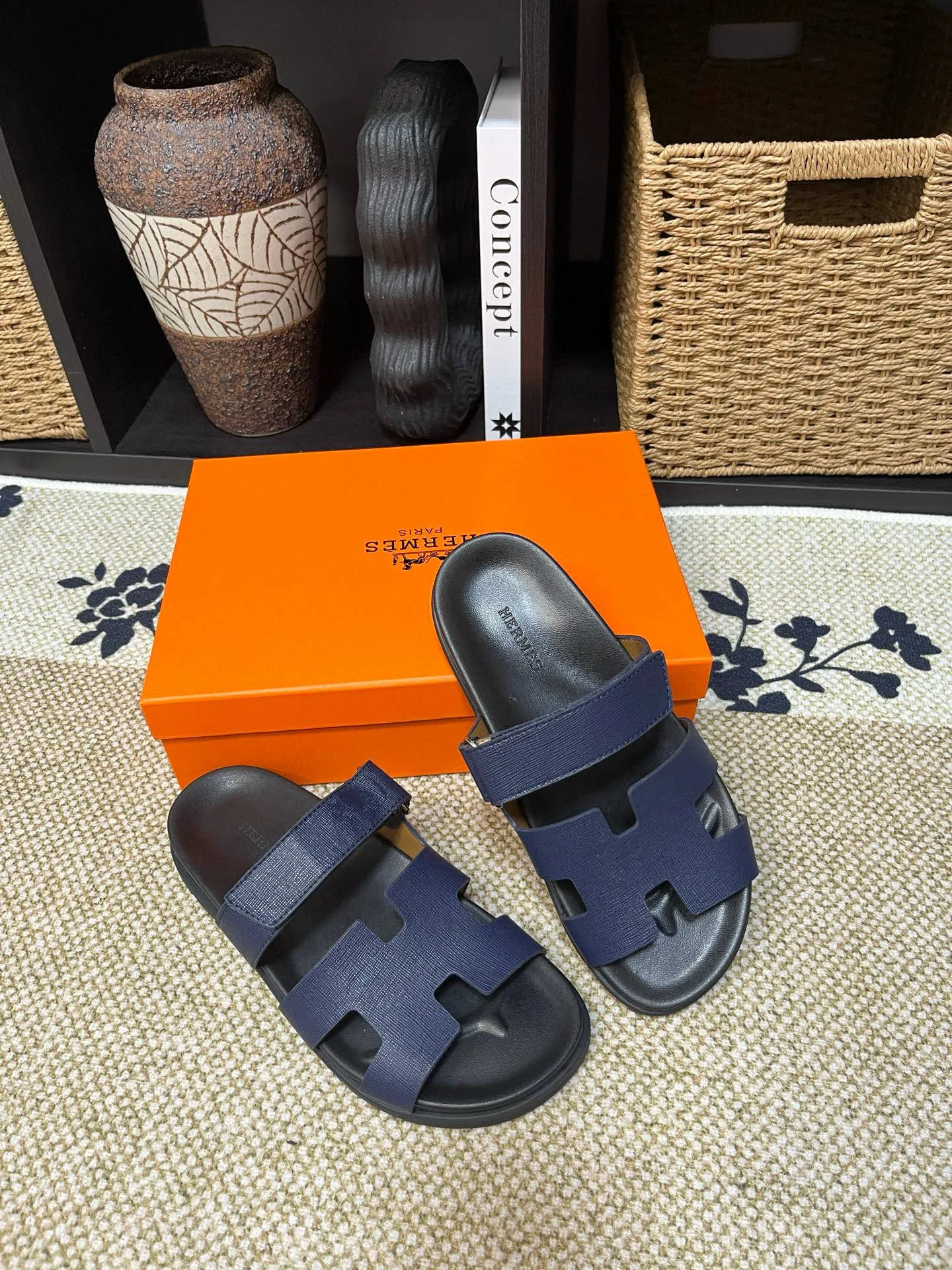 Factory price: 340💰Long-term availability Hermes men's Kazimir slippers for couples - top quality, Hermès woven calfskin functional sandals. The interwoven upper inspired by the "H" iconic pattern creates a casual look, which can be said to be a good companion for summer. Imported cowhide + cowhide lining + TU men's shoes💰Outsole Size: 35-46